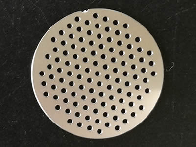 A perforated filter disc has margin and a special gap.